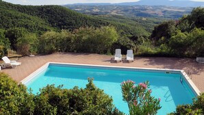 Une piscine avec vue sur un paysage montagneux.