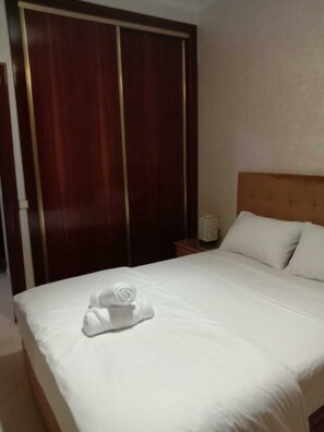 2 habitaciones, tabla de planchar con plancha, wifi y ropa de cama 