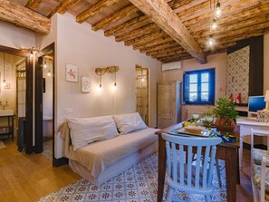 Televisión y chimenea 