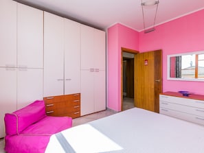1 chambre, fer et planche à repasser, accès Internet