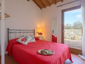 3 bedrooms, desk, Internet