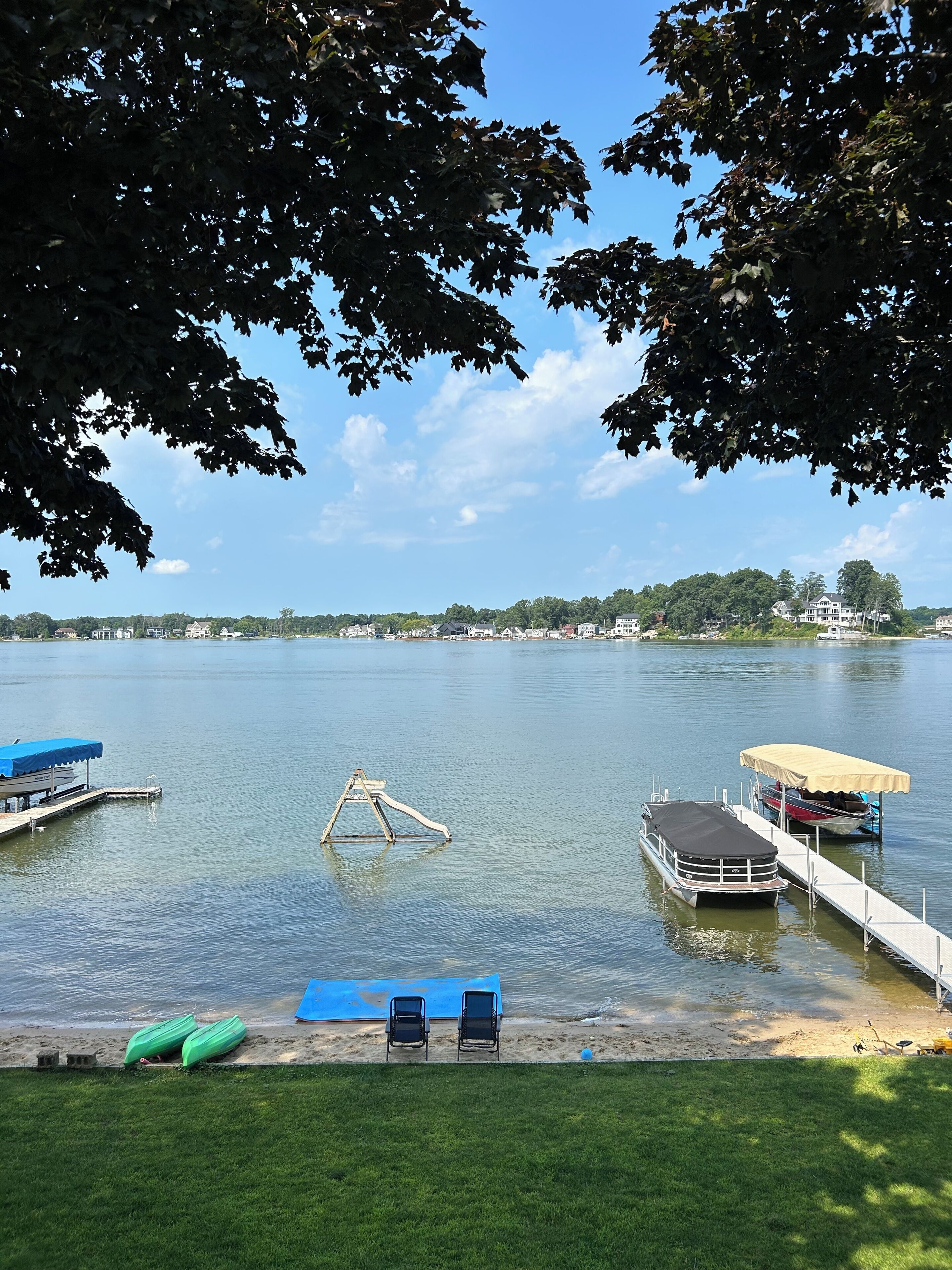 Luxury 5-bedroom Lakefront House! Beach, Sunset Views, All-Sports Lake