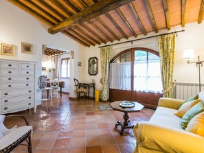 TV, caminetto, lettore DVD