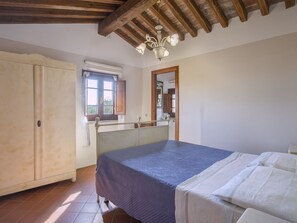 2 bedrooms, iron/ironing board, WiFi