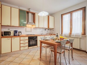 Refrigerador, horno y utensilios de cocina 