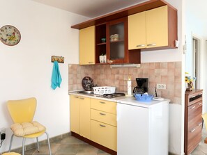 Fridge, cookware/dishes/utensils
