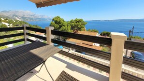 A balcony with a view of the sea and mountains. - Apartment Nina by Interhome (Omiš)