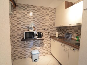 Fridge, microwave, toaster, cookware/dishes/utensils - Apartment Viktor by Interhome (Trogir)