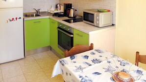 Fridge, microwave, oven, cookware/dishes/utensils - Apartment Giljo by Interhome (Trogir)