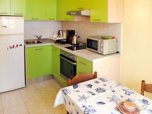 Kühlschrank, Mikrowelle, Ofen, Kochgeschirr/Geschirr/Besteck