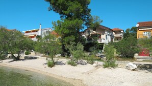 A residential area with houses, clear water, and trees. - Apartment Perisa by Interhome (Šibenik)