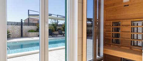 Een verwarmd zwembad