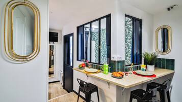 Basic Studio | Living area | TV