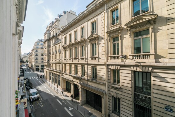 Un immeuble à plusieurs étages, de style architectural classique, doté de grandes fenêtres et de balcons.