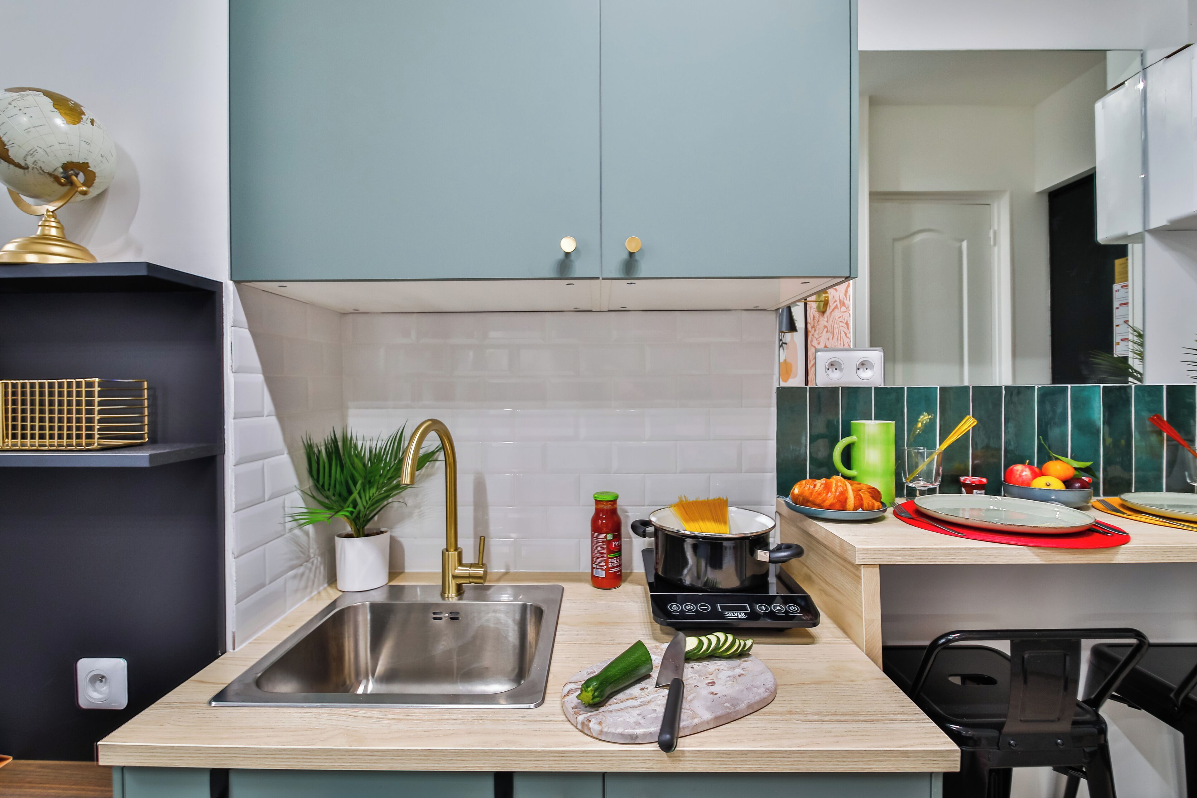 Una cocina moderna con un fregadero, estufa y encimera.