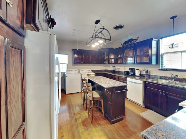 Een koelkast, een magnetron, een oven, een kookplaat