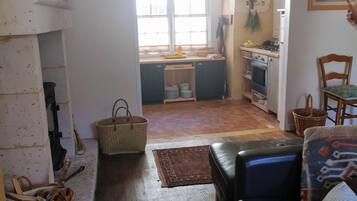 TV connectée, cheminée, livres