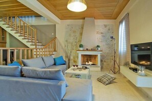 Smart TV, chimenea y reproductor de DVD 