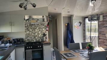 Lemari es, microwave, oven, dan kompor