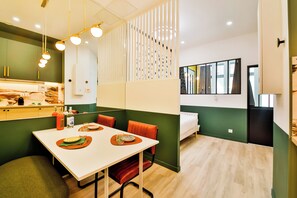 Caja fuerte, tabla de planchar con plancha, wifi gratis