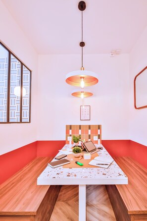 Coffres-forts dans les chambres, fer et planche à repasser