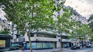 A multi-story building with a modern architectural design, featuring large windows and balconies. - WS Molitor - Auteuil (Paris)