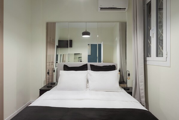 2 soveværelser, pengeskab på værelset, skrivebord, strygejern/strygebræt