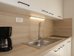 冷蔵庫、電子レンジ、トースター、調理器具と食器