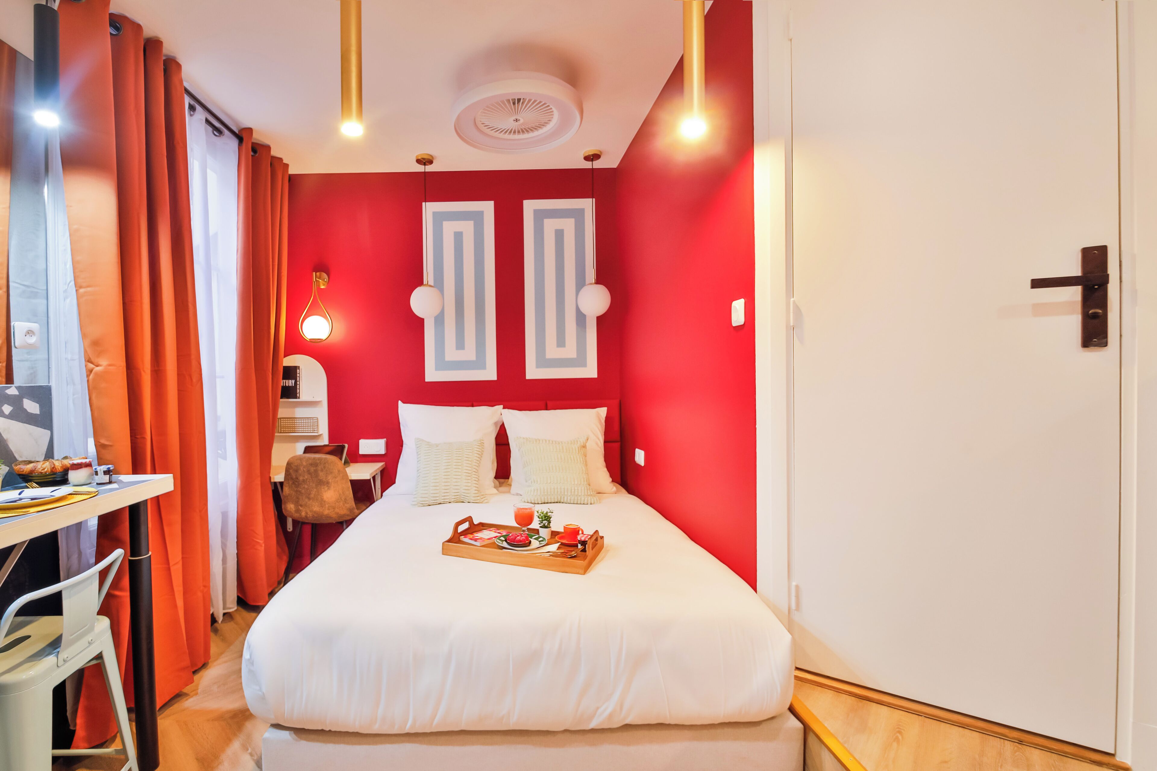 Een hotelkamer met een bed, een bureau en een stoel.