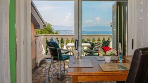 A balcony with a table, chairs, and a view of the sea. - Apartment Blekic by Interhome (Krk/Malinska)