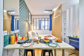 Caja de seguridad en la habitación y tabla de planchar con plancha