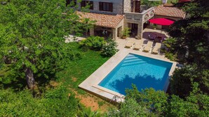 A villa with a swimming pool surrounded by lush greenery. - Villa Crispo by Interhome (Medulin)
