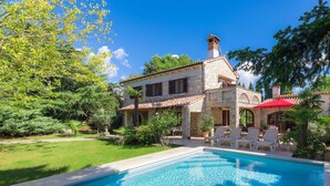 A stone villa with a swimming pool, outdoor seating, and lush greenery. - Villa Crispo by Interhome (Medulin)