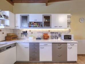 Kühlschrank, Mikrowelle, Ofen, Geschirrspüler