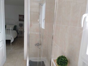 Regadera, amenidades de baño gratuitas, secadora de cabello, toallas