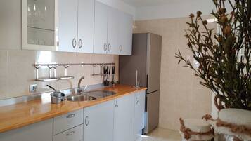 Een koelkast, een microgolfoven, een kookplaat