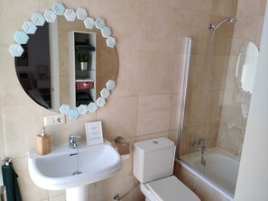 Dusche, kostenlose Toilettenartikel, Haartrockner, Handtücher