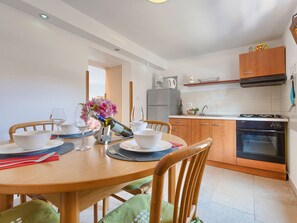 Fridge, oven, cookware/dishes/utensils