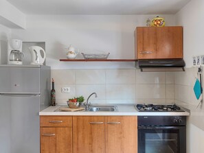Fridge, oven, cookware/dishes/utensils