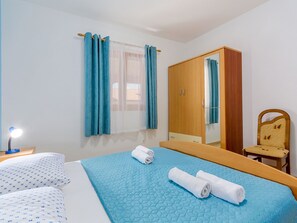 2 bedrooms, iron/ironing board, WiFi