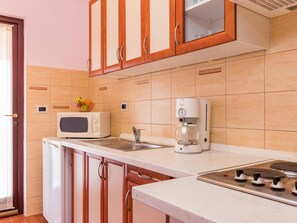 Réfrigérateur, micro-ondes, batterie de cuisine, vaisselle et ustensiles
