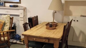 Dining - Charming 2 Bedroom Apartment in Edinburgh (Edinburgh)