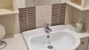 Combined shower/tub, deep soaking tub, towels - Charming 2 Bedroom Apartment in Edinburgh (Edinburgh)