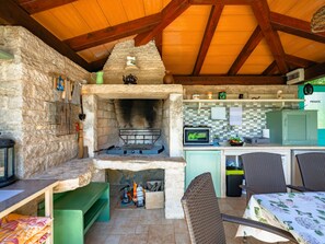 Fridge, microwave, dishwasher, cookware/dishes/utensils - Apartment Pina by Interhome (Pazin)