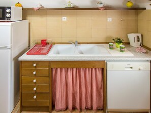 Fridge, microwave, dishwasher, cookware/dishes/utensils