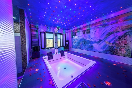 Luxury Apartment, 1 Queen Bed, Mountain View | Private spa tub. Norman Tower Spa - Casalbore