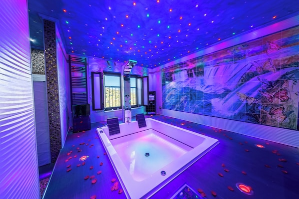 Luxe appartement, 1 queensize bed, uitzicht op bergen | Privéspabad