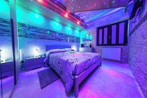 Luxury Apartment, 1 Queen Bed, Mountain View | 1 bedroom, free WiFi