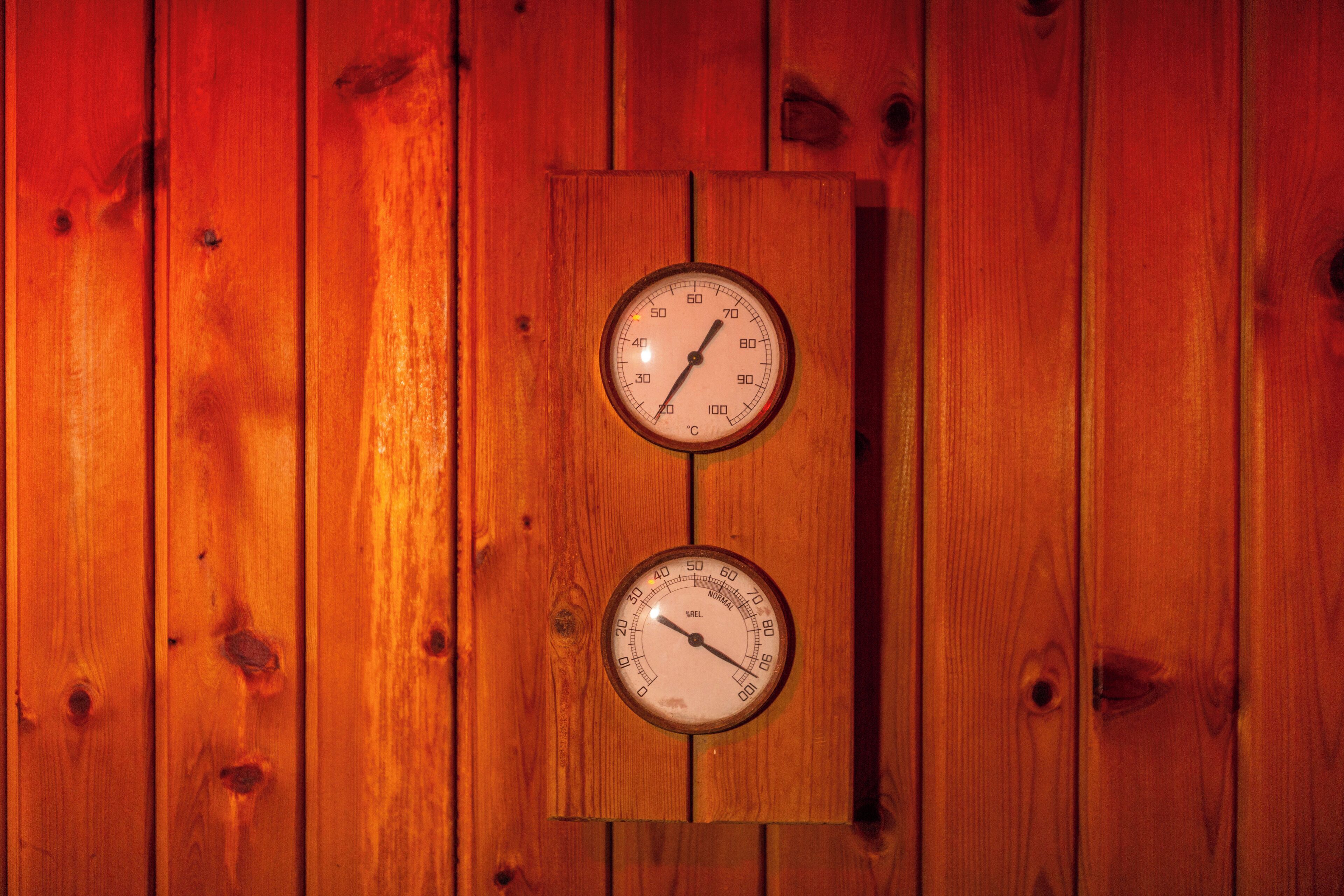 Eine Holzwand mit zwei runden Anzeigen.