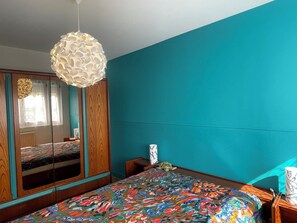 2 bedrooms, iron/ironing board, WiFi